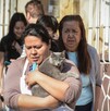 Mujer bajando a su gato tras la activación de la alerta sísmica.