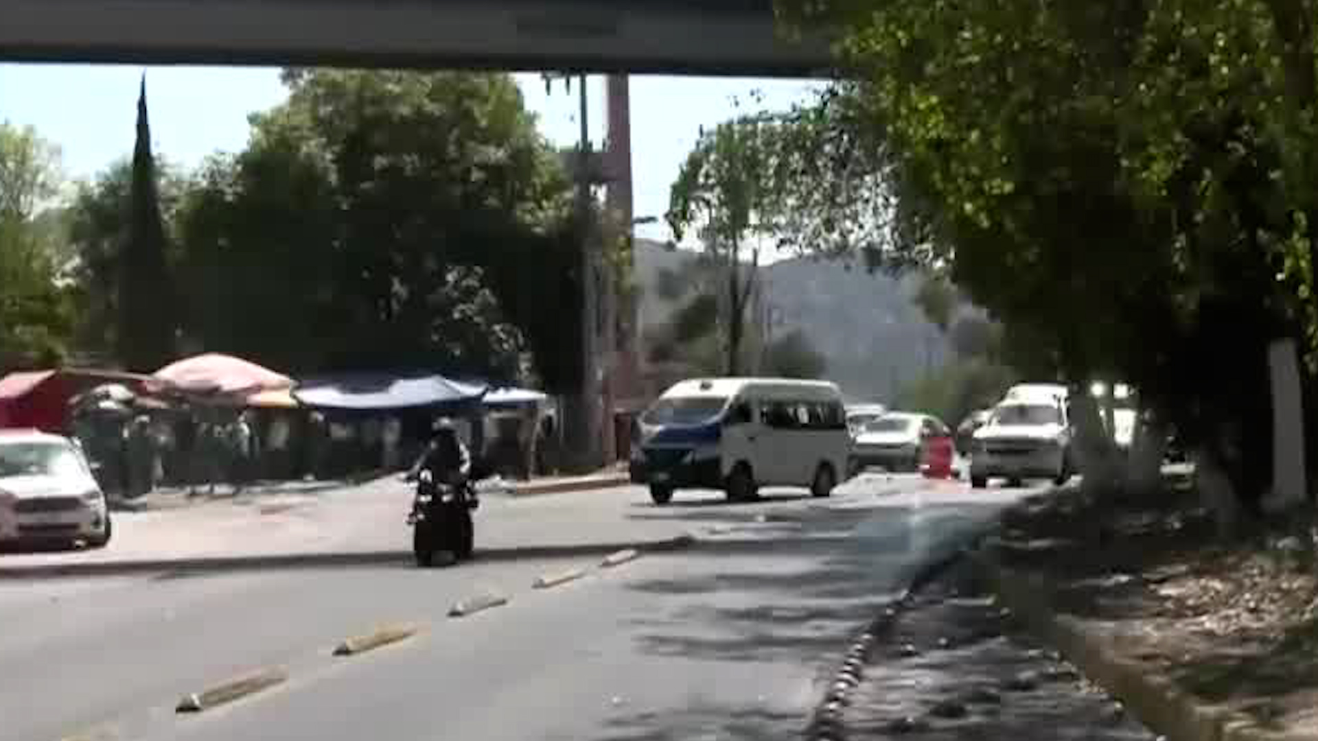 Los manifestantes están en desacuerdo con la inauguración de una nueva preparatoria oficial en la zona.