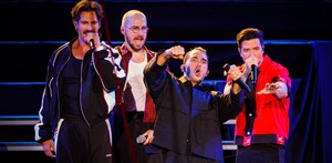 La banda interpretó temas clásicos de la serie