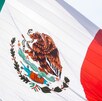 Imagen de la Bandera de México mientras ondea en el aire.