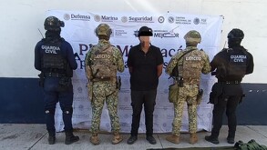 Miembro del CJNG Braulio ‘N’, alias El Cochiloco, detenido en medio de dos oficiales del Ejército y dos elementos de la Guardia Civil