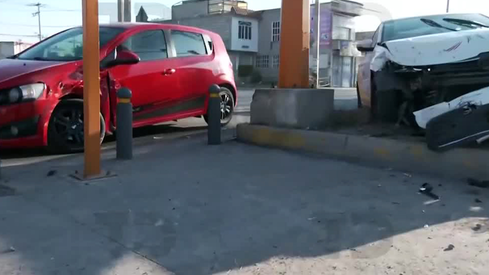 Un automóvil particular y un taxi del aeropuerto se vieron involucrados en el accidente.
