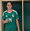 Se observa a un joven con cabello largo, viste una playera de la Selección Mexicana.