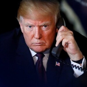 Donald Trump llamando por teléfono de cable