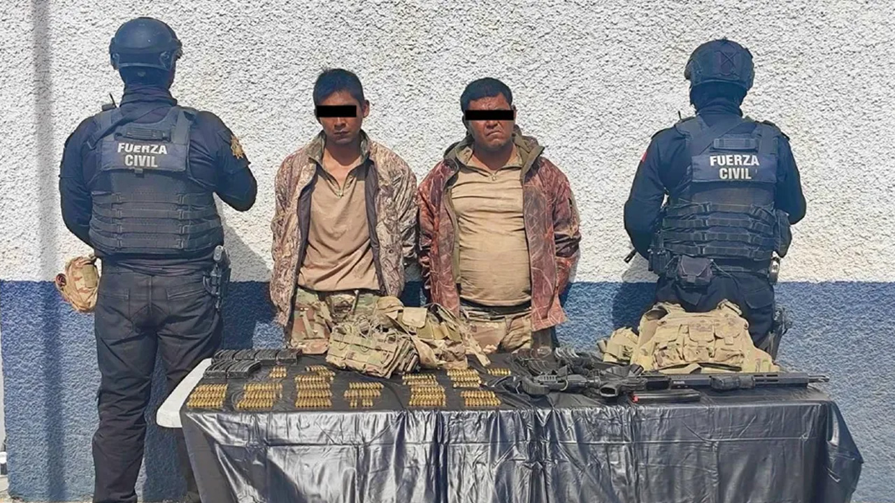 Durante un operativo de vigilancia preventiva, elementos de Fuerza Civil detuvieron a dos hombres armados.