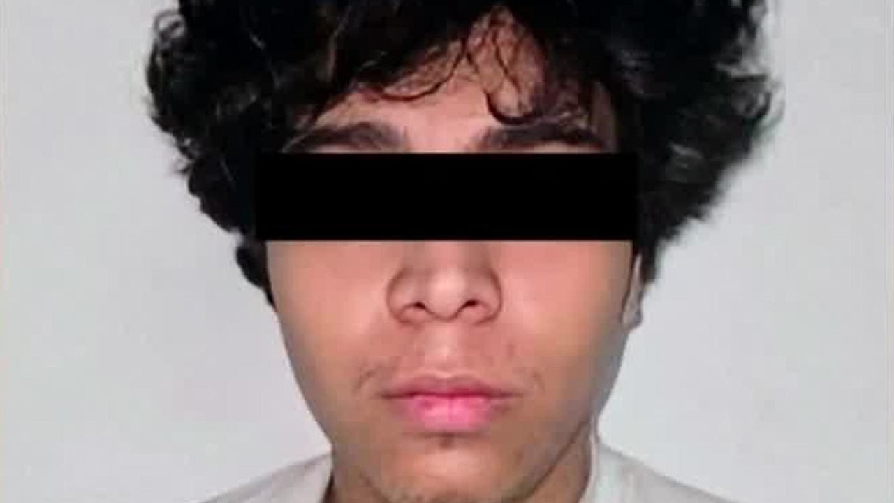 Elementos de la Agencia Estatal de Investigaciones detuvieron a un joven acusado de ayudar a sepultar el cuerpo de un hombre asesinado en El Carmen.