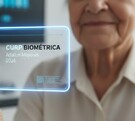 Adulta mayor sosteniendo una curp biométrica