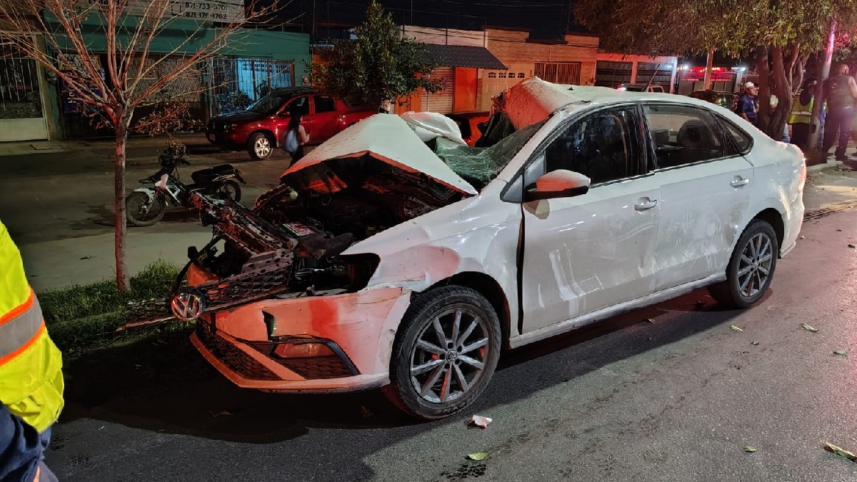 Automóvil involucrado en un aparatoso accidente en la carretera Torreón-Matamoros.