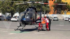 Grupo Cóndores de la policía capitalina llevando a un joven al hospital en helicóptero.