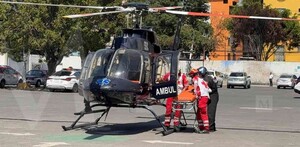 Grupo Cóndores de la policía capitalina llevando a un joven al hospital en helicóptero.