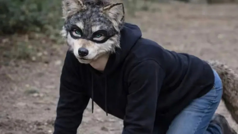 Hombros y rodillas en peligro: traumatólogos advierten de lesiones graves por la moda de los therian y la práctica de caminar como animales