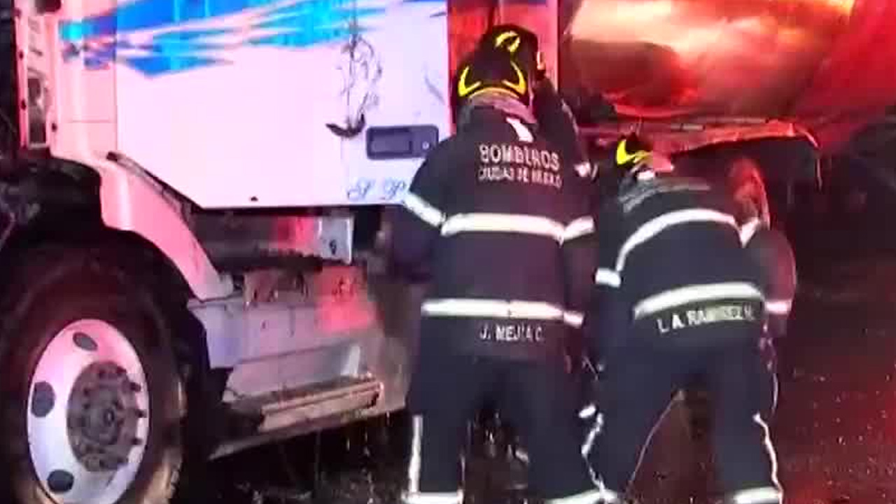 Durante la madrugada del viernes, una pipa de agua se incendió sobre Circuito Interior, a la altura de la colonia Tlatilco.