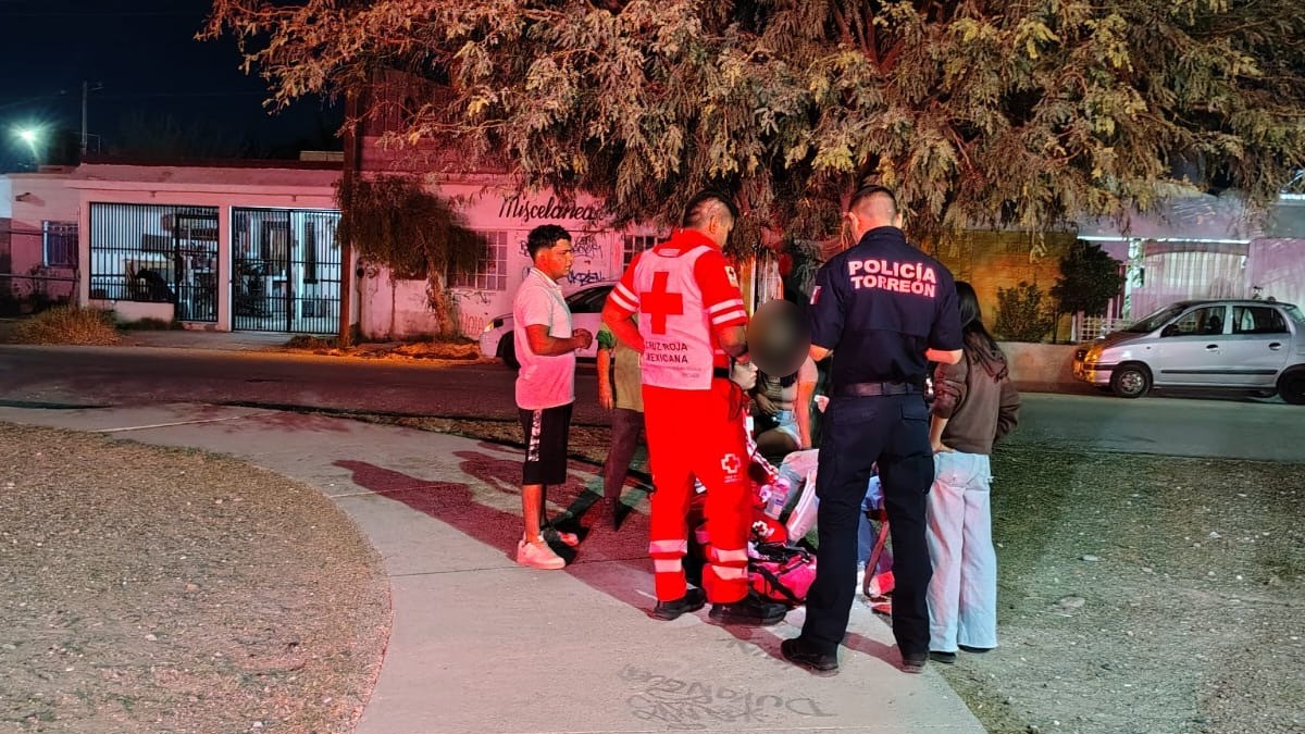 Paramédicos atendiendo a una menor que fue abandonada en Jardines Universidad tras derrapar de una motocicleta.