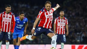 Javier Hernández fallando el penal en los Cuartos de Final ante Cruz Azul.