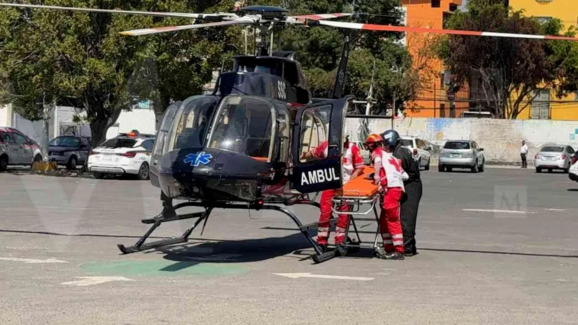 Un joven terminó con heridas severas tras ser empalado en la alcaldía Tláhuac, por lo que el Grupo Cóndores realizó su traslado al hospital vía aérea.