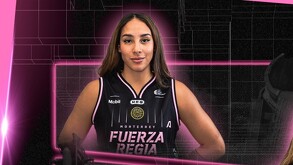 Kim Taylor portando la camiseta de Fuerza Regia.