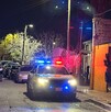 Se observa una patrulla de policía, es de noche.