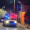 Se observa una patrulla de policía, es de noche.