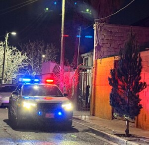 Se observa una patrulla de policía, es de noche.