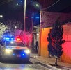 Se observa una patrulla de policía, es de noche.