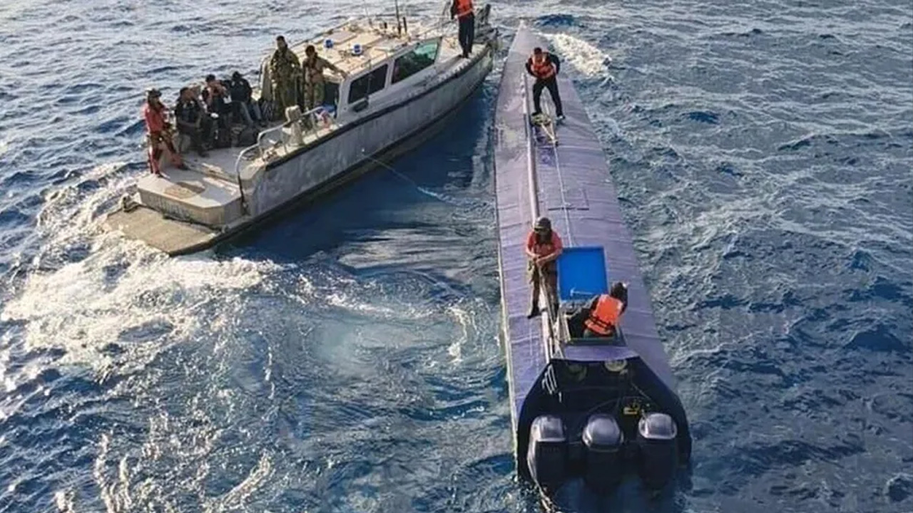 La Secretaría de Marina aseguró un semisumergible con tres tripulantes y cerca de 179 bultos de cocaína en Manzanillo.