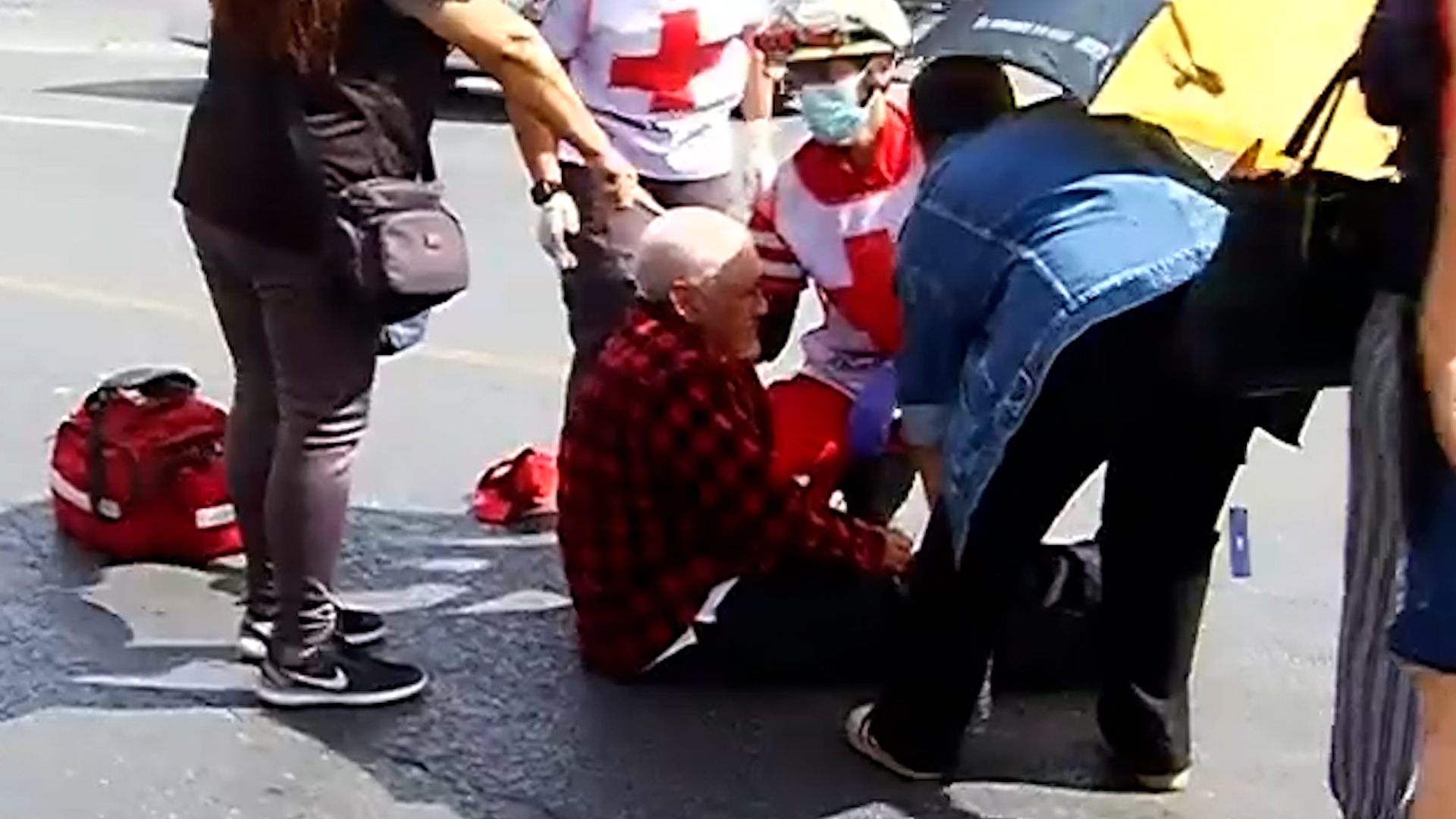 Testigos relatan que el motociclista circulaba entre carriles y tras el impacto se dio a la fuga.
