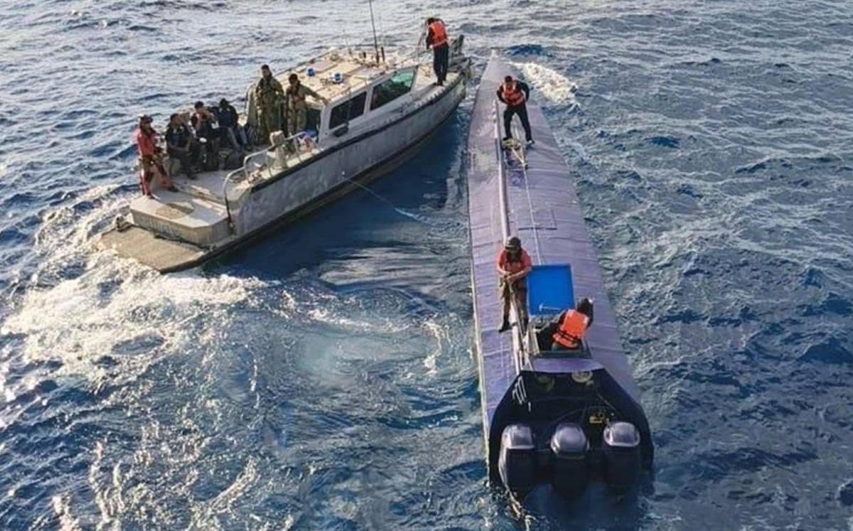 Bote de la Marina y submarino