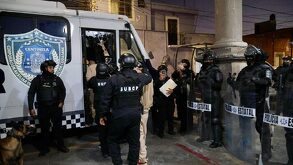 policías trasladan a reos del penal de cholula al penal de tepexi de rodríguez