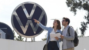 dos jóvenes estudiantes afuera de la planta de volkswagen en puebla