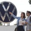 dos jóvenes estudiantes afuera de la planta de volkswagen en puebla