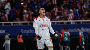Raúl Rangel celebrando un gol con Chivas.