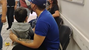 Familias acudiendo a las jornadas de vacunación contra el sarampión en Gómez Palacio.