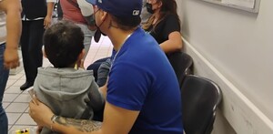 Familias acudiendo a las jornadas de vacunación contra el sarampión en Gómez Palacio.