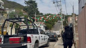 patrulla de la policía de acapulco en una calle donde abandonaron restos humanos