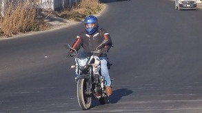 Un motociclista conduce sobre una autopista de Puebla.