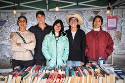 Integrantes del stand del Trueque de Libros en San Pedro.