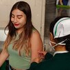 Mujer es vacunada por una enfermera del IMSS.