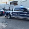 Dos patrullas de la Policía Municipal de Guadalajara estacionadas al exterior de una empresa de traslado de valores y cajas fuertes