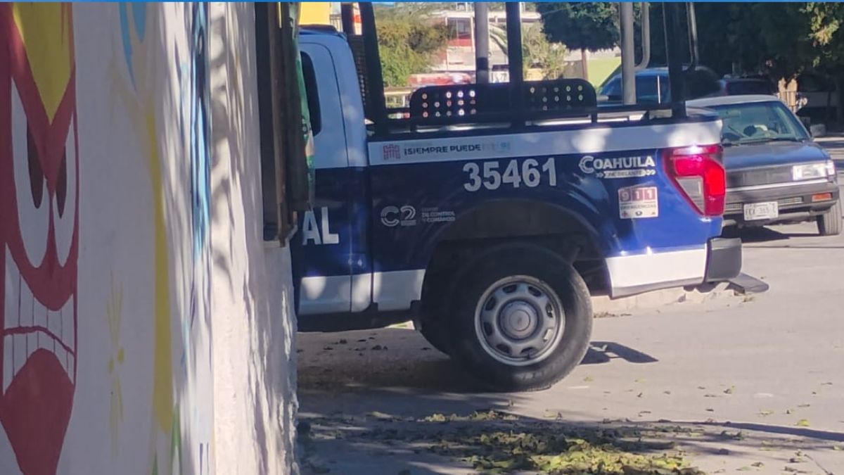 Unidad de Policía Municipal afuera de un domicilio en Torreón.