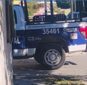 Unidad de Policía Municipal afuera de un domicilio en Torreón.