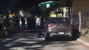 Policía resguarda una escena del crimen tras el asesinato de tres hombres en Oaxaca.