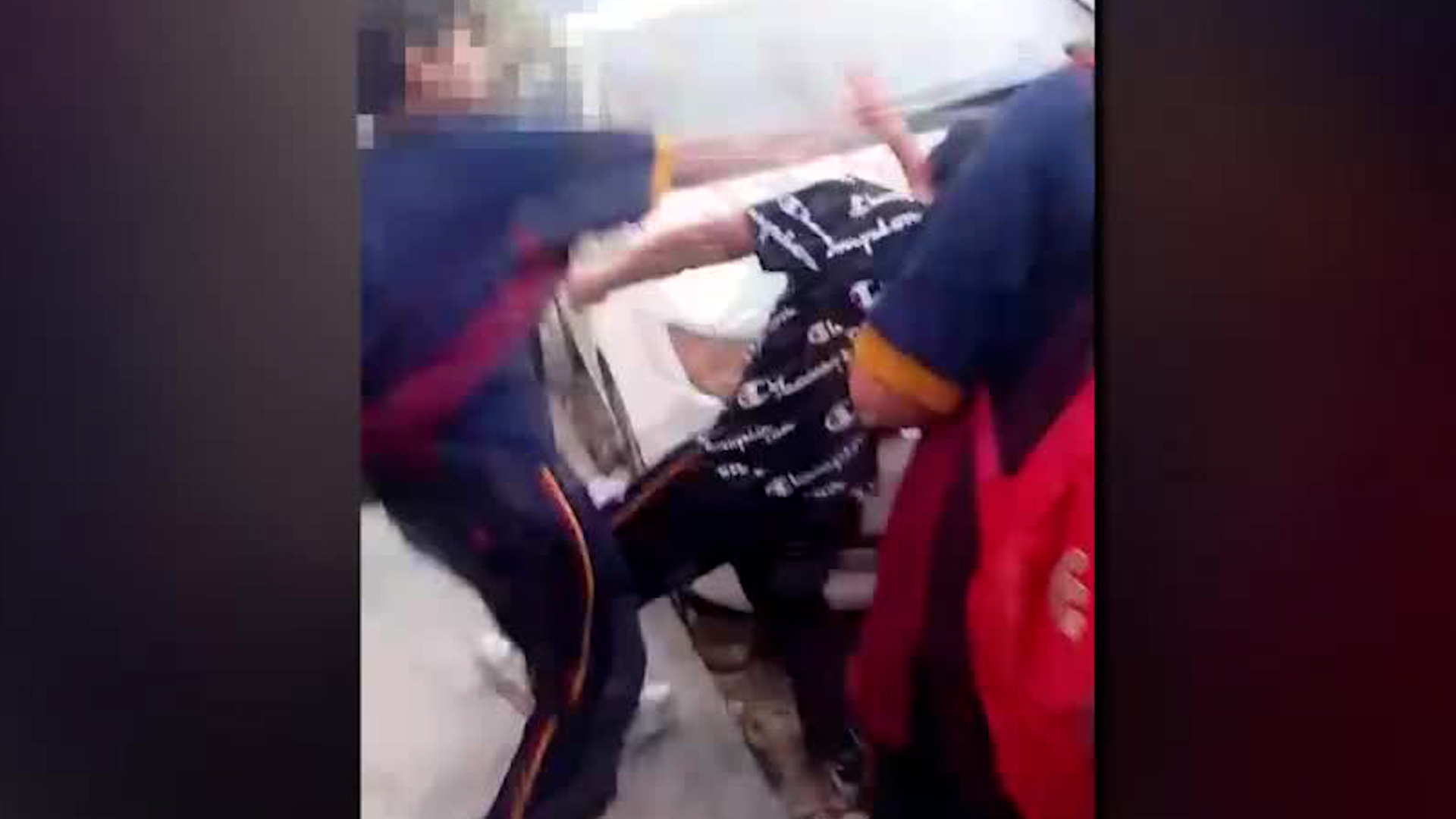 Un video difundido a través de redes sociales muestra a dos jóvenes de aproximadamente 13 años agarrarse a agolpes.