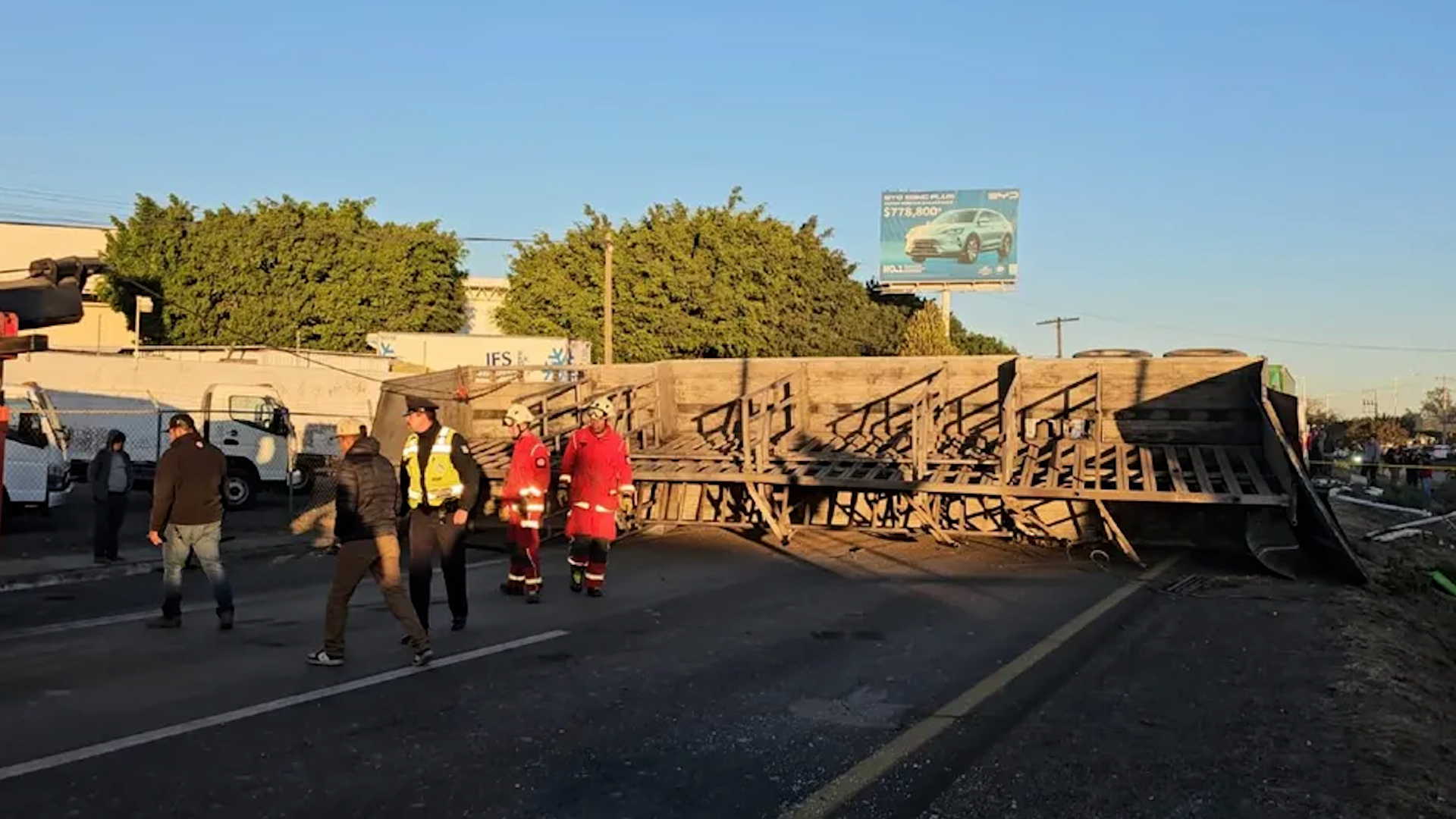 Un camión de carga que transportaba abarrotes ocasionó afectación vial tras volcarse en una vuelta.