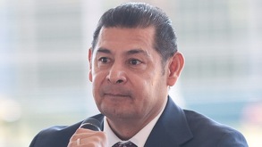 Alejandro Armenta, goberndor de Puebla, hablando en micrófono.