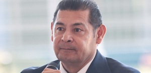 Alejandro Armenta, goberndor de Puebla, hablando en micrófono.