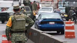 Elemento del Ejército parado junto a una autopista en Puebla.