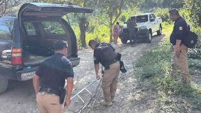 Policías hacen labores para rescatar un cuerpo en Pantepec, Puebla.