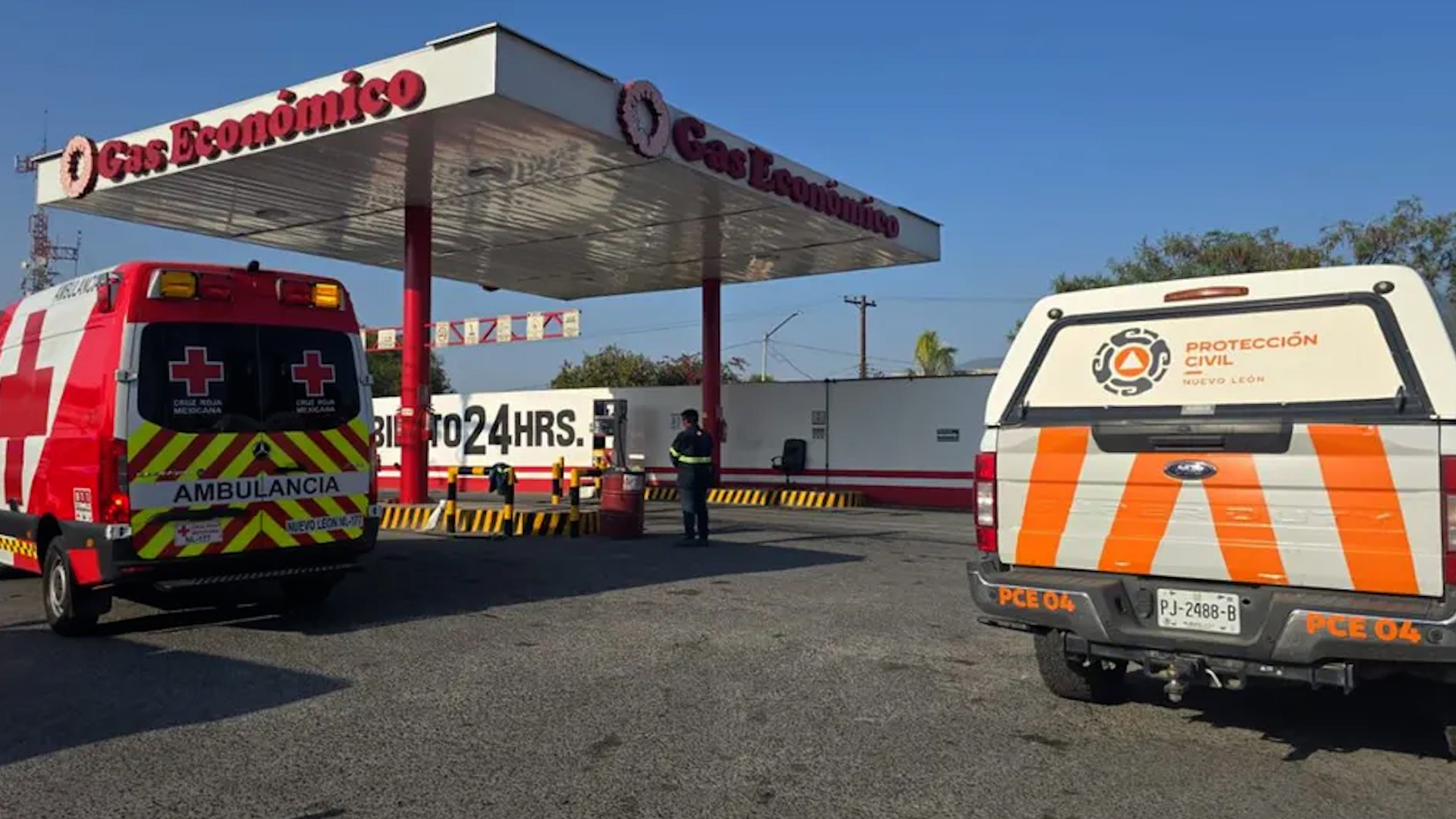 Un empleado de 63 años perdió el brazo derecho tras estallar un tanque en una gasera sobre avenida Abraham Lincoln, mientras un cliente sufrió heridas.