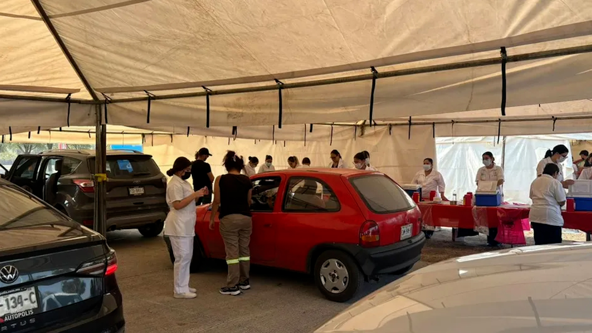 Este fin de semana cientos de ciudadanos aprovecharon el descanso para acudir junto con sus hijos a aplicarse la vacuna contra el sarampión.