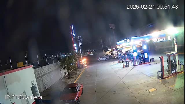 El conductor de la camioneta huyó con rumbo desconocido tras el fuerte impacto al Pointer.